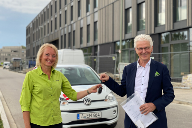 Vorstandsvorsitzender Rolf Settelmeier überreicht Karin Lange, 1. Vorsitzende von einsmehr e. V., die Autoschlüssel für den VW up!
