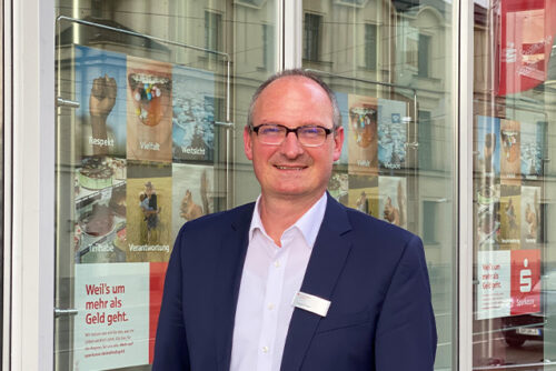 Jürgen Finger von der Stadtsparkasse Augsburg vor 'seinem' Beratungscenter