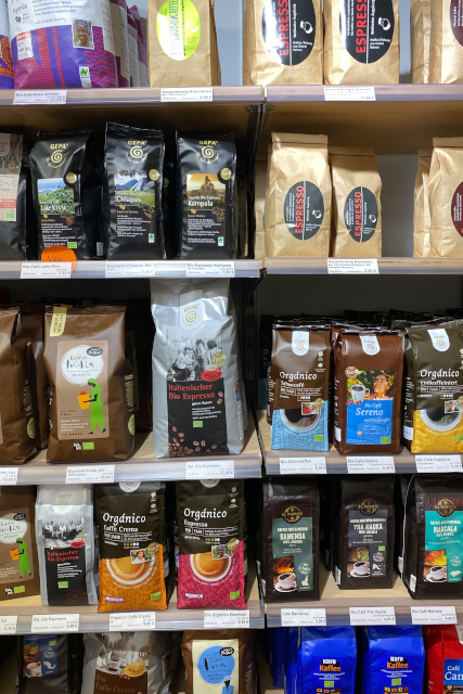 Fairtrade Kaffee im Regal