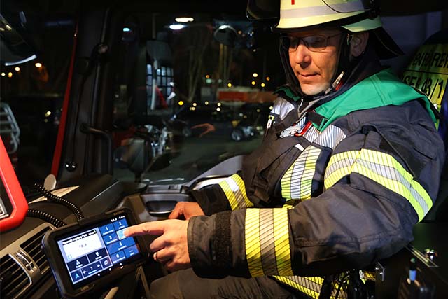 Michael Böving, Kommandant der Freiwilligen Feuerwehr Pfersee, demonstriert die Funktion des Einsatznavigationsgeräts