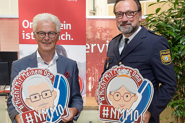 Polizeipräsident Martin Wilhelm übergibt die #NMMO-Kuverts zum Schutz vor Telefonbetrügern offiziell an Vorstandsvorsitzenden Rolf Settelmeier.