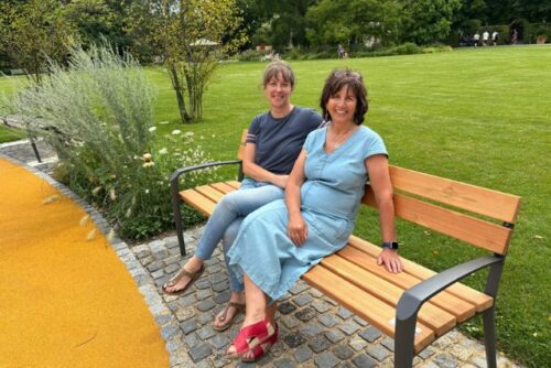 v. l.: Stefanie Haub und Christine Messineo-Gleich testen die neue Bank am Spielplatz (Foto: © sska, Susanne Stippler) Weitere Informationen: www.haus-der-stifter-augsburg.de