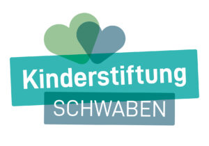 Logo der Kinderstiftung Schwaben mit drei stilisierten, sich überschneidenden Herzen in Grüntönen. Darunter steht der Schriftzug ‚Kinderstiftung SCHWABEN‘ in weißen Großbuchstaben auf einem türkisfarbenen und blaugrauen Rechteck.