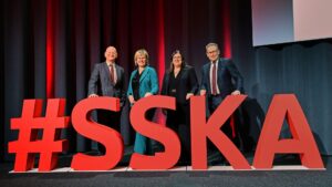 v. l.: Prof. Dr. Stephan Bierling, Referent; Cornelia Kollmer, stv. Vorstandsvorsitzende, Sandra Peetz-Rauch, Vorstandsvorsitzende, Wolfgang Tinzmann, Vorstandsmitglied, alle Stadtsparkasse Augsburg