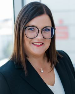 Portrait von der Vorstandsvorsitzenden der Stadtsparkasse Augsburg, Frau Sandra Peetz-Rauch.