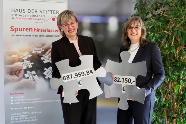 Über das tolle Spendenergebnis freuen sich Cornelia Kollmer und Stiftungsberaterin Susanne Stippler (v. l.) - Foto ©: sska. Foto Morgana