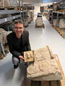 Dr. Sebastian Gairhos, der Leiter der Stadtarchäologie freut sich über das Ergebnis des 3-D-Drucks. Foto: Julia Graf