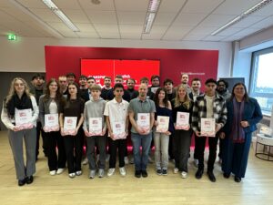 Ein Bild aller Gewinnerinnen und Gewinner von Planspiel Börse zusammen mit der Vorstandsvorsitzenden der Stadtsparkasse Augsburg, Sandra Peetz-Rauch.