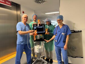 4 Personen aus der Kinderchirurgie mit einem neuen Ultraschallgerät.