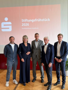 Michael Hegele, Cornelia Kollmer, Alexander Lerch, Rupert Hackl und David Ahn stehe vor einer Präsentation zum Stiftungsfrühstück 2026.